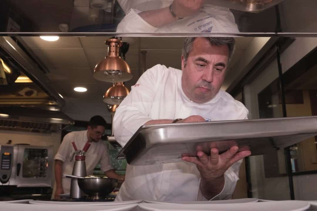 El chef Miguel Ángel Campos en las cocinas del Restaurante A´Gabeira | A´GABEIRA