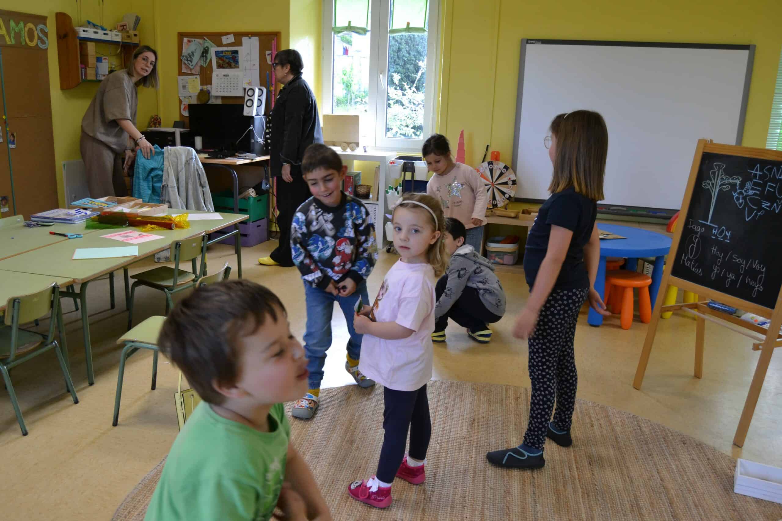 Los niños y niñas de la Escuela rural de Sedes con la maestra, Berta López, y la directora, Susana García