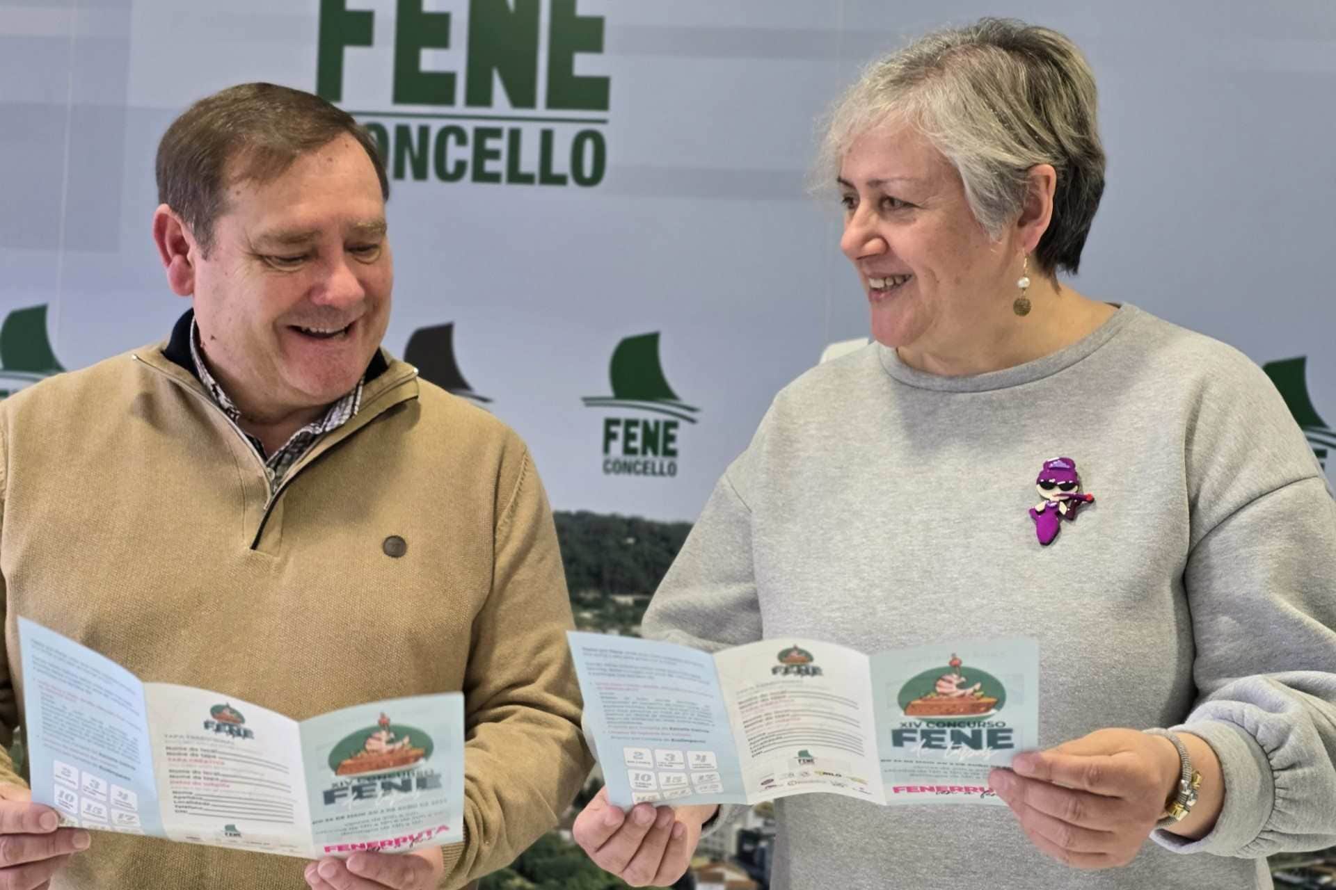El alcalde de Fene y la concelleira de Turismo presentando el Concurso de Tapas con el pasaporte "Fenerruta"