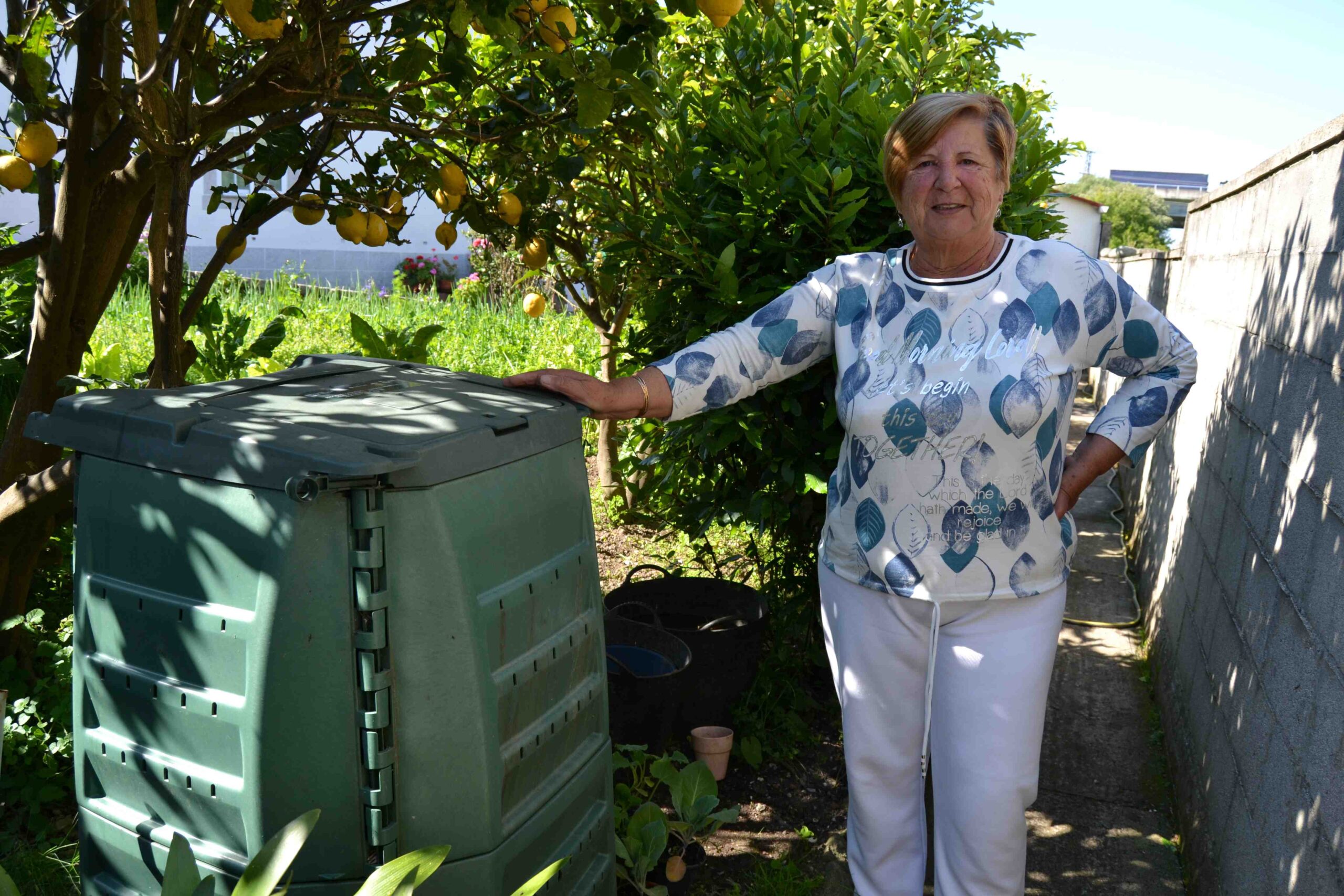 Aurora García, una de las vecinas de Neda que hace compostaje en su finca | ENFOQUES