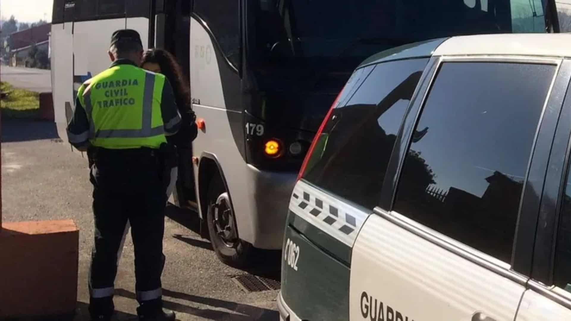 Imagen de archivo de un control de la Guardia Civil al transporte escolar | GUARDIA CIVIL