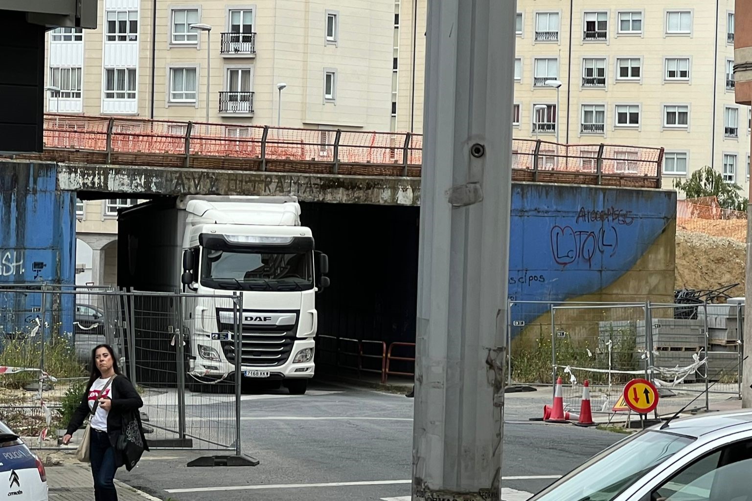 Camión atascado bajo el puente de la Avenida das Pías en la Rúa Nova de Caranza en Ferrol | CEDIDA