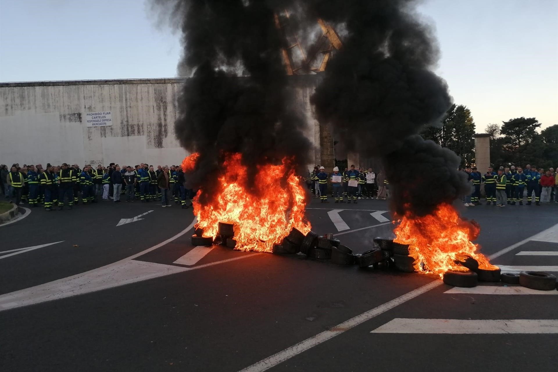 Barricada de los trabajadores de Navantia Ferrol en las inmediaciones del astillero