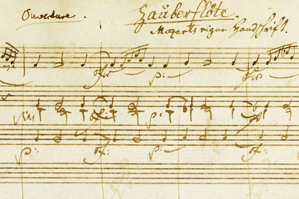 Detalle de la primera hoja de la partitura de "La Flauta Mágica" de Mozart