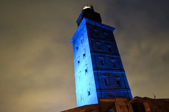 La Torre de Hércules en su 15 aniversario como Patrimonio Mundial iluminándose de azul | CONCELLO DE A CORUÑA