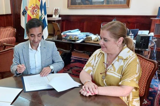El alcalde de Ferrol, José Manuel Rey Varela, con la edil de Benestar Social, Rosa Martínez | CONCELLO DE FERROL