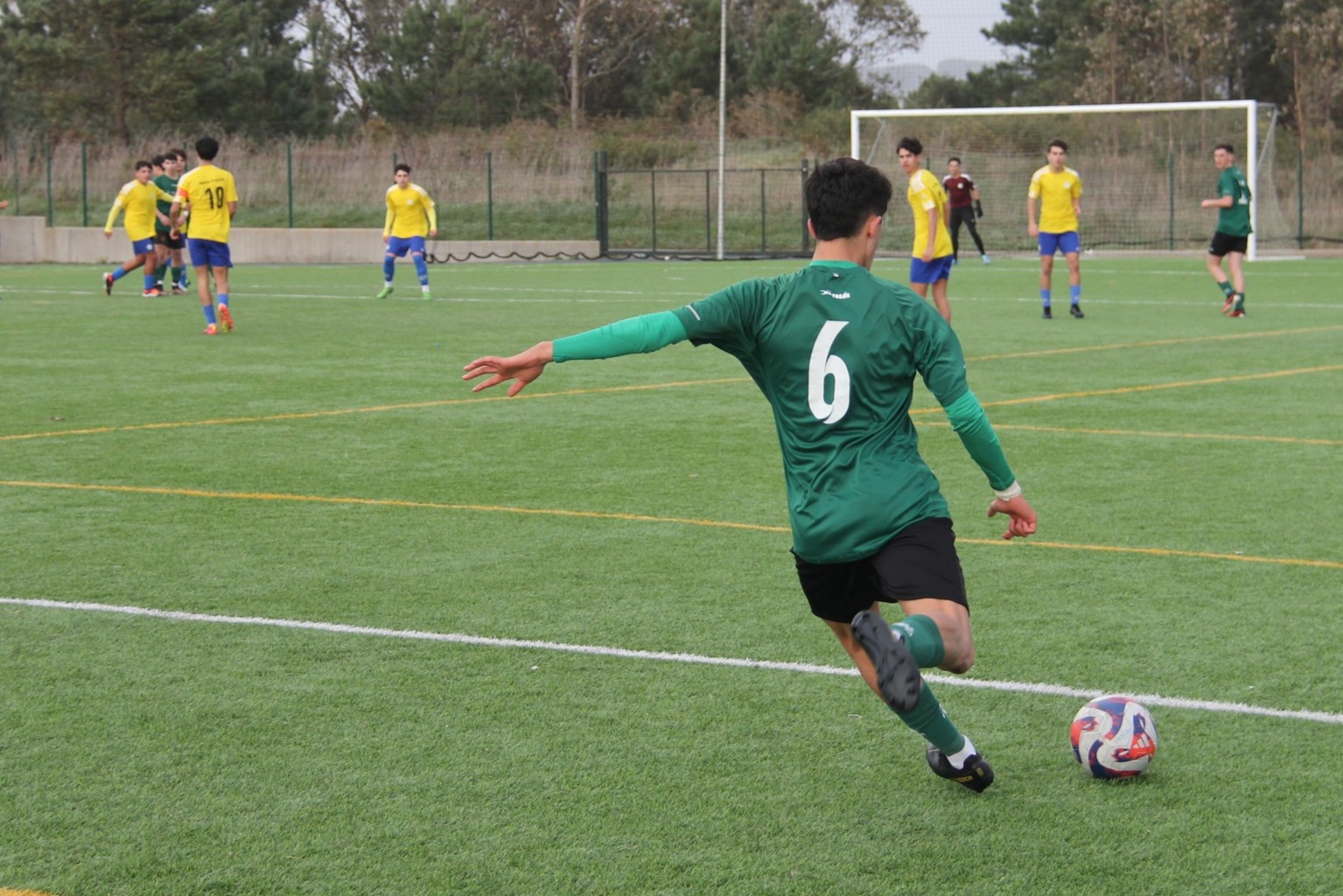 De verde, el equipo juvenil del Meiras CF