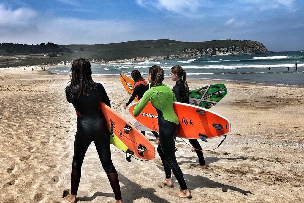 Jóvenes surfistas en Valdoviño | RSM SURF SCHOOL