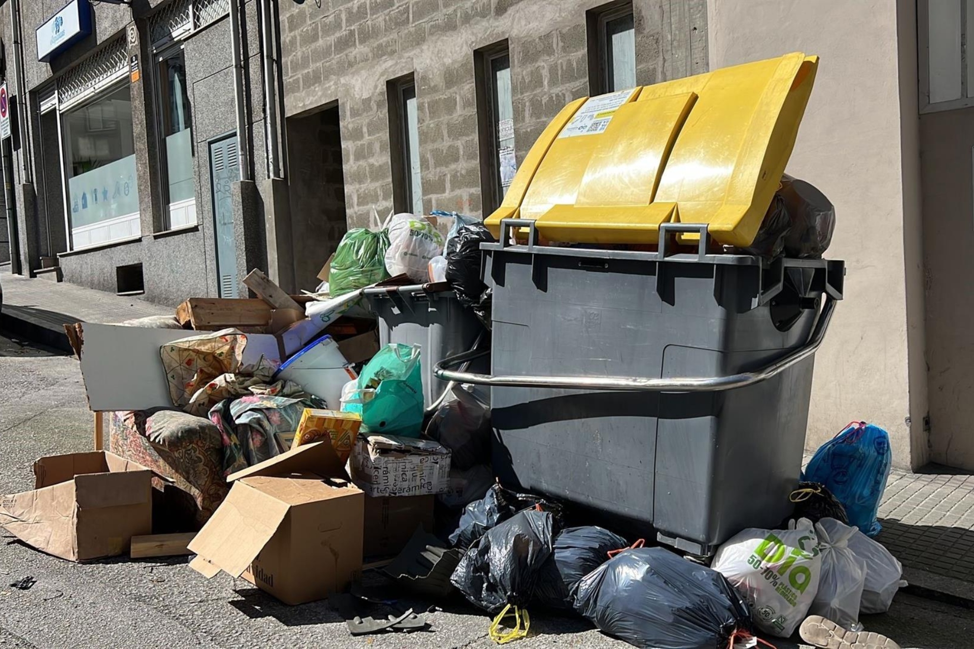 Imagen de archivo de basura acumulada en las calles de A Coruña | EP