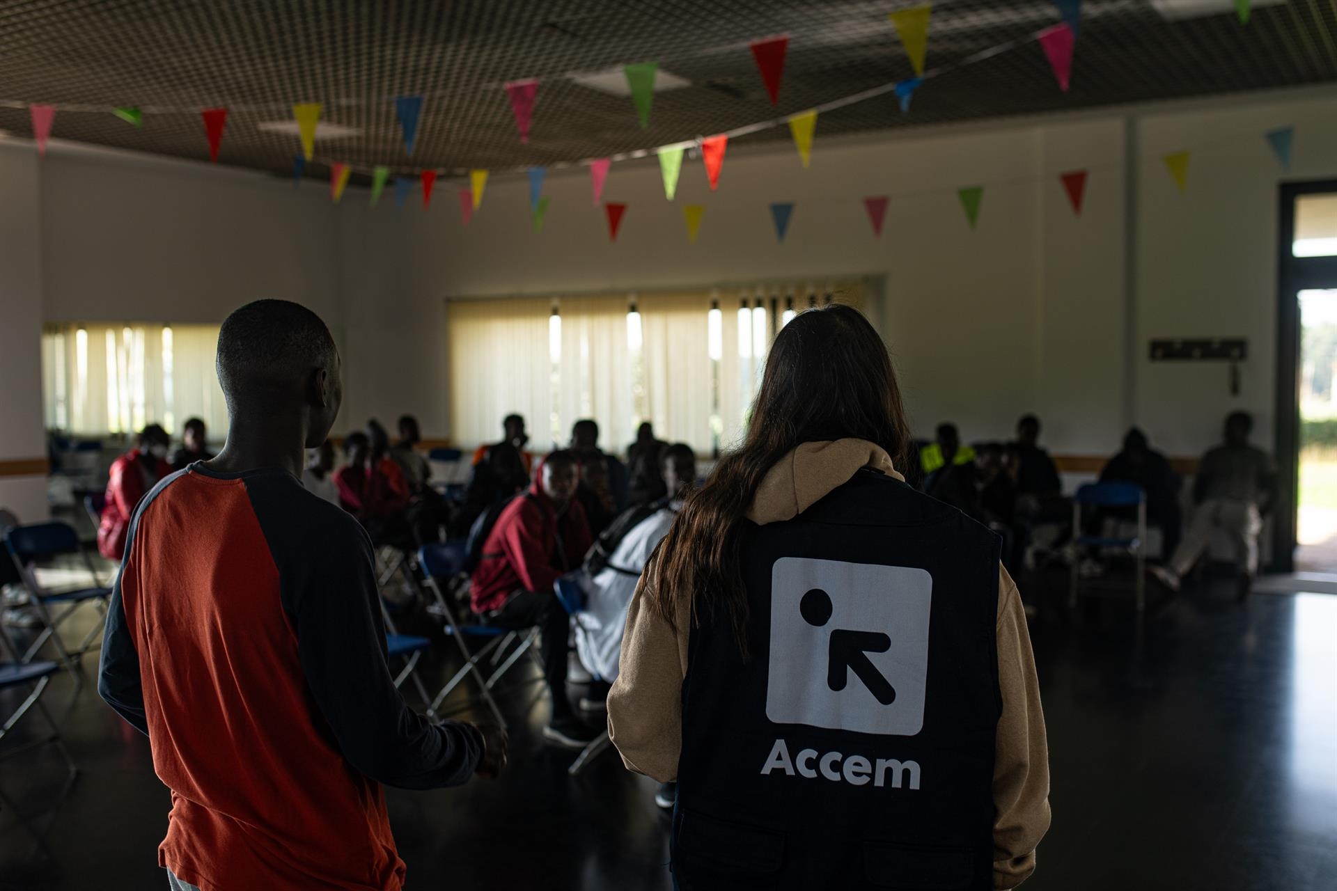 Imagen de archivo de la acogida de migrantes en la Casa da Cultura de Dorrón, en Sanxenxo, en 2023 | EP