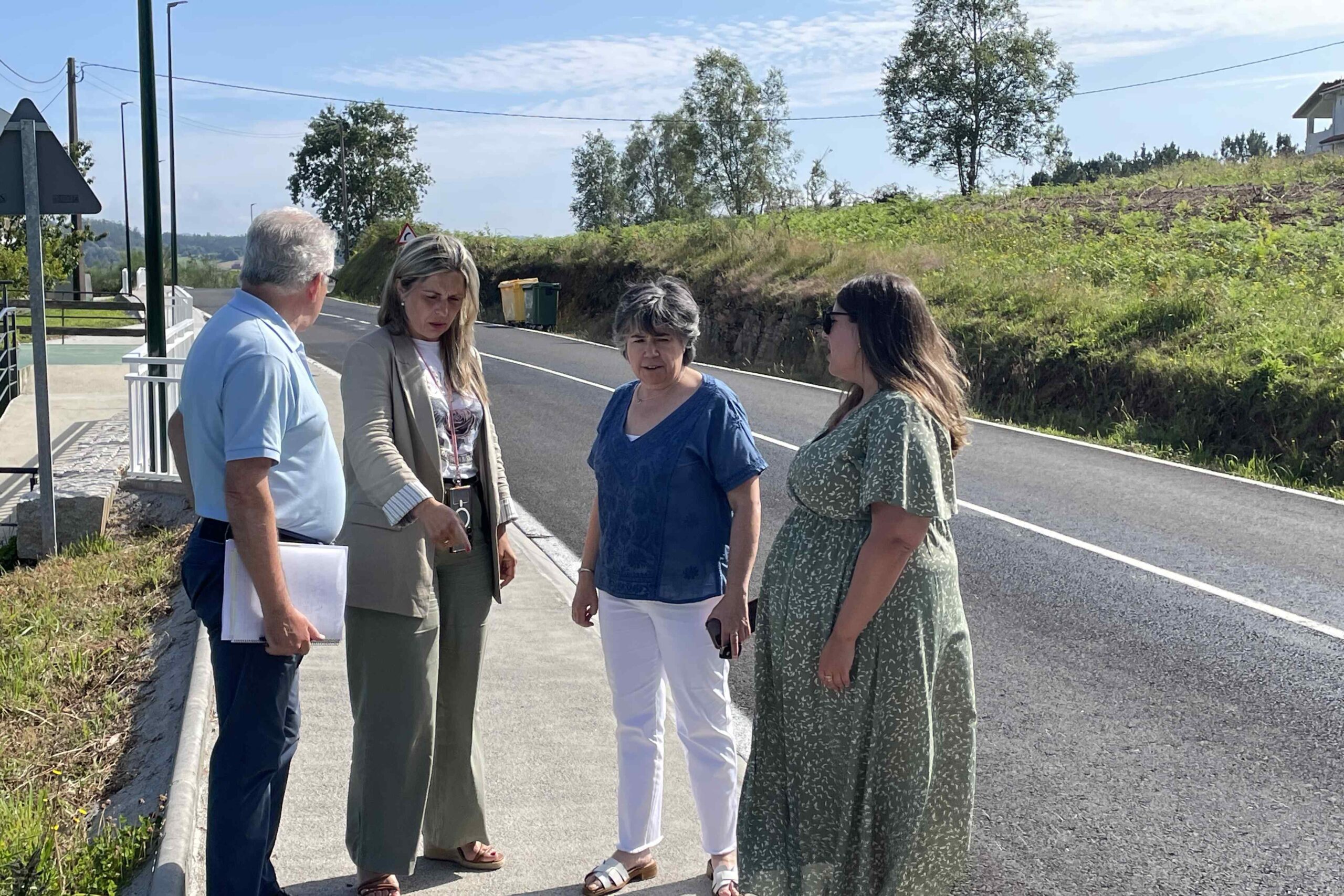 Mónica Rodríguez, diputada de Vías y Obras, y Beatriz Bascoy, alcaldesa de Moeche, visitando las obras de mejora de seguridad vial