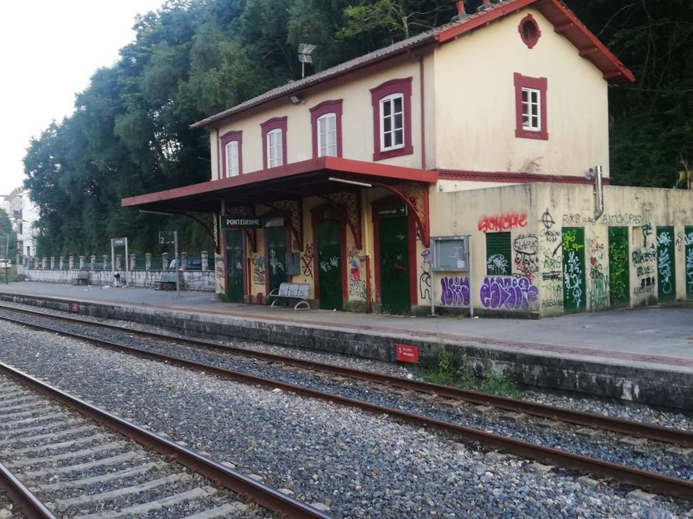 La estación de tren de Pontedeume, en funcionamiento desde 1913, muestra bastante deterioro