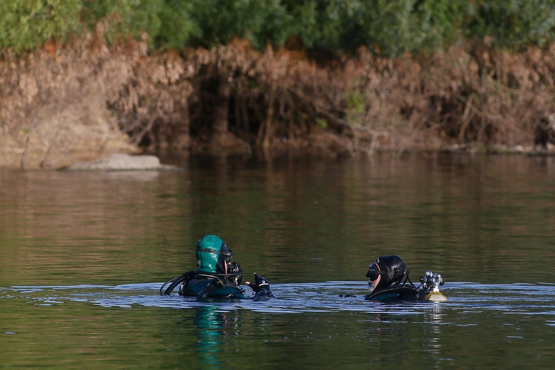 Dos buzos de la Guardia Civil durante la búsqueda del joven pescador y el bañista desaparecidos en diferentes puntos del embalse de Belesar | EP