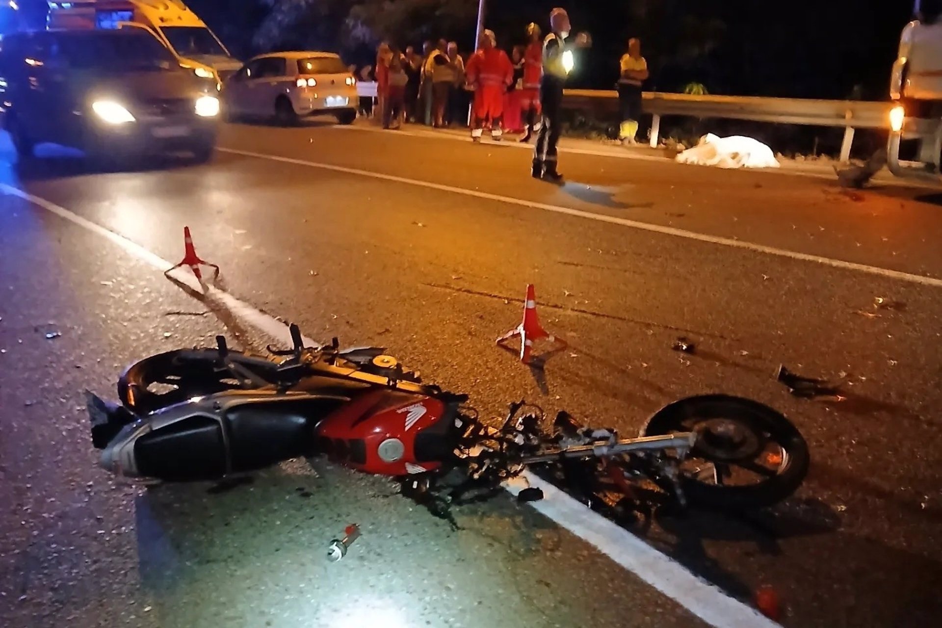 La moto en la que circulaban las dos víctimas mortales del accidente en Redondela | GES MOS