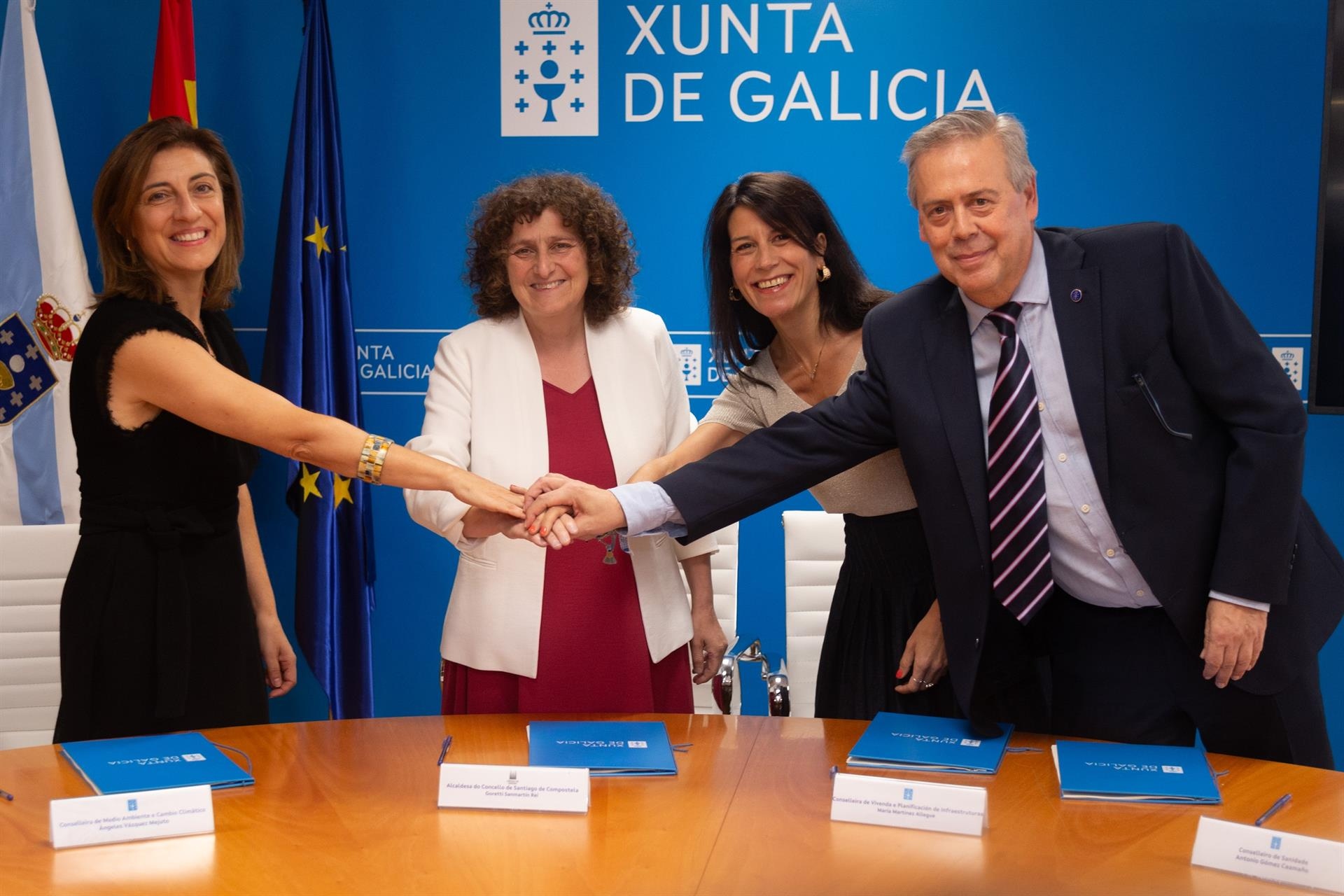 La firma del acuerdo entre Concello de Santiago y Xunta de Galicia.