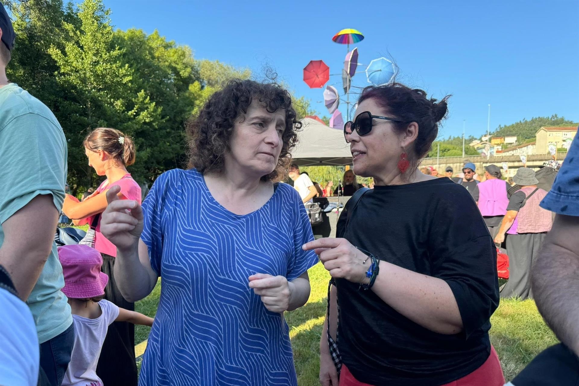 La alcaldesa de Santiago, Goretti Sanmartín, y la concelleira de Festas, Pilar Lueiro | CONCELLO DE SANTIAGO