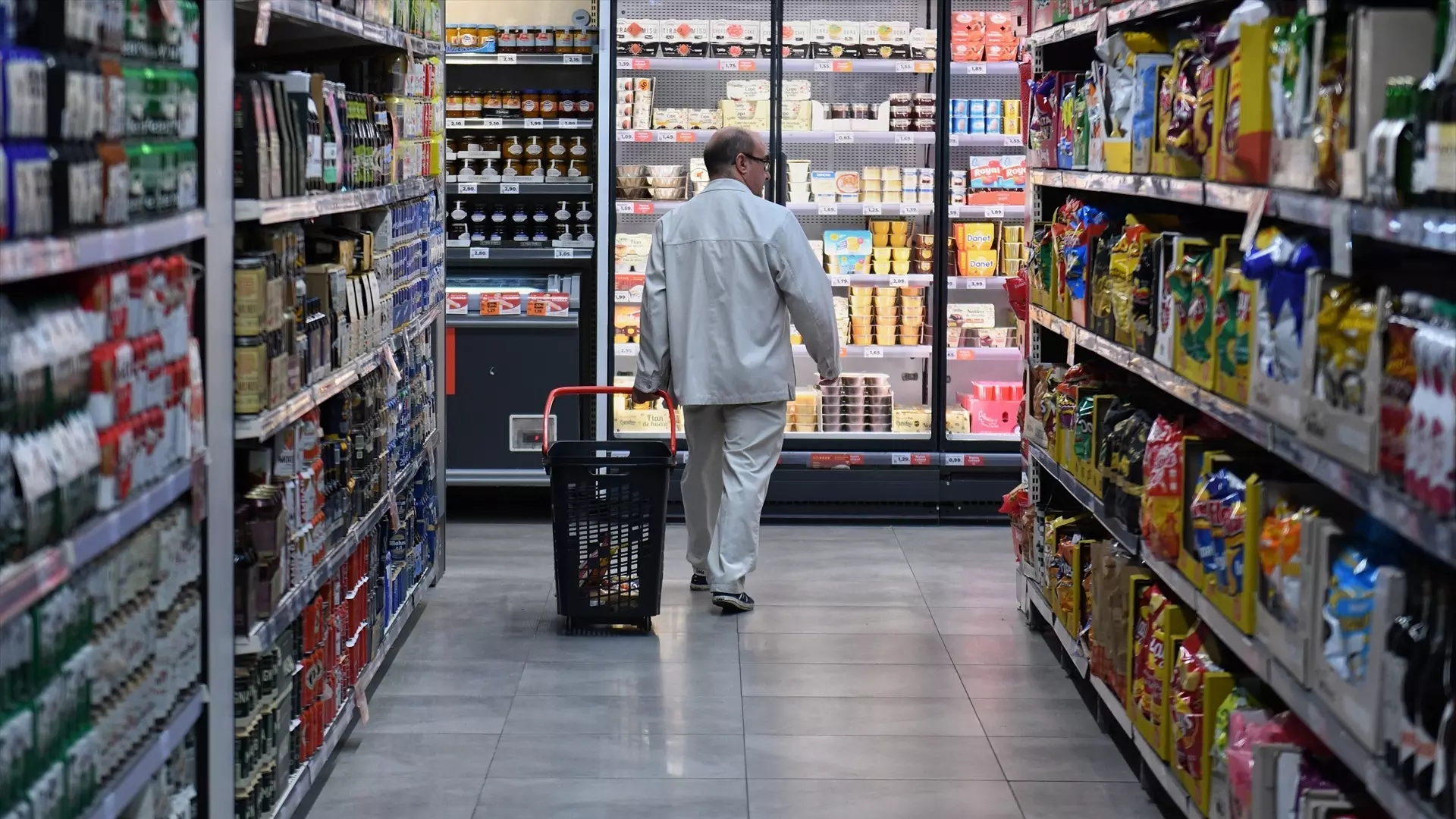 Imagen de archivo de una persona haciendo la compra en un supermercado.