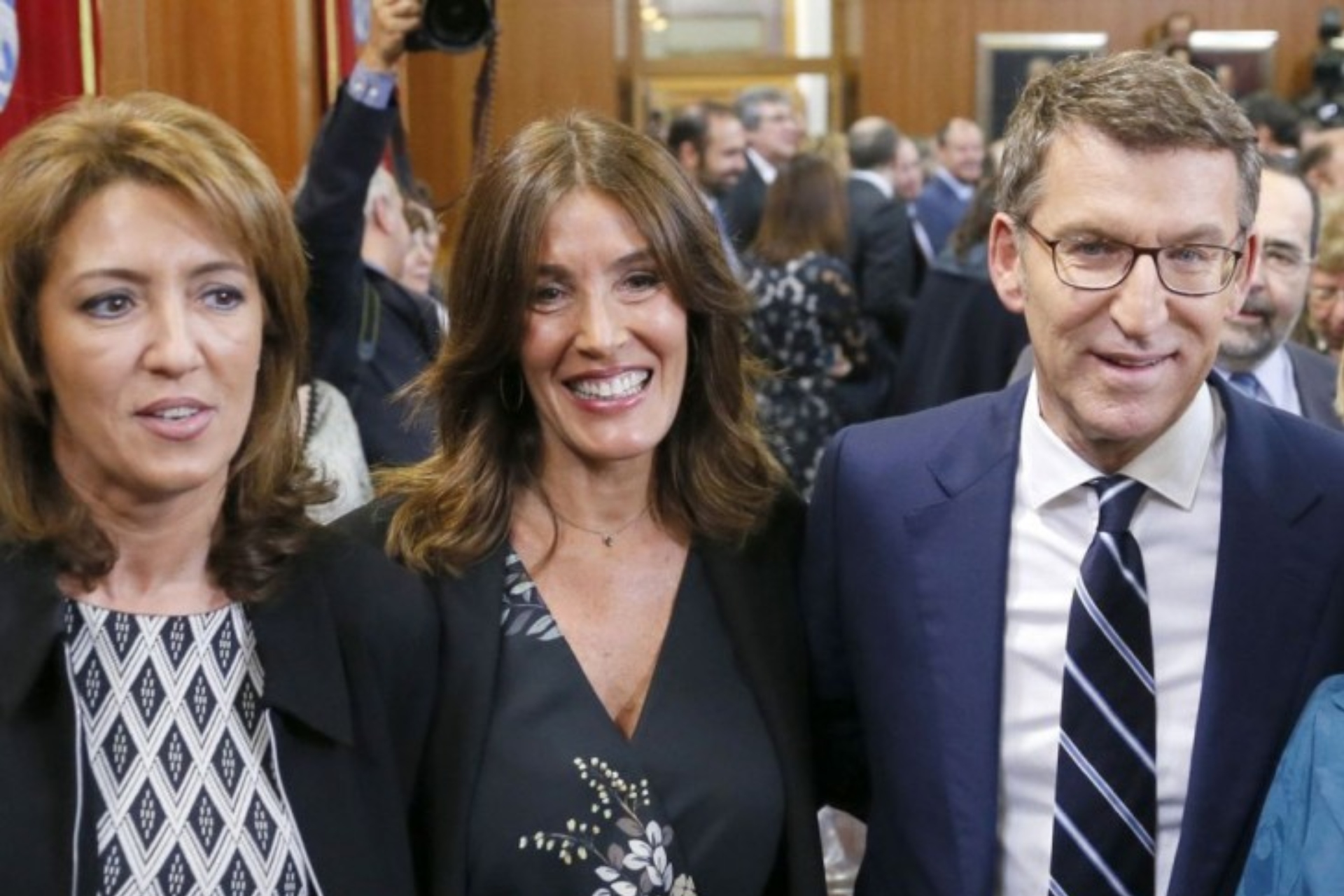 Micaela Núñez Feijóo (izquierda) junto a Alberto Núñez Feijóo y su esposa, Eva Cárdenas, en la toma de posesión de Alfonso Rueda como presidente de la Xunta | EP