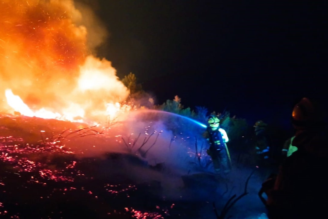 Brigadas del ATBRIF extinguiendo el incendio de A Gudiña | @BRIFLAZA