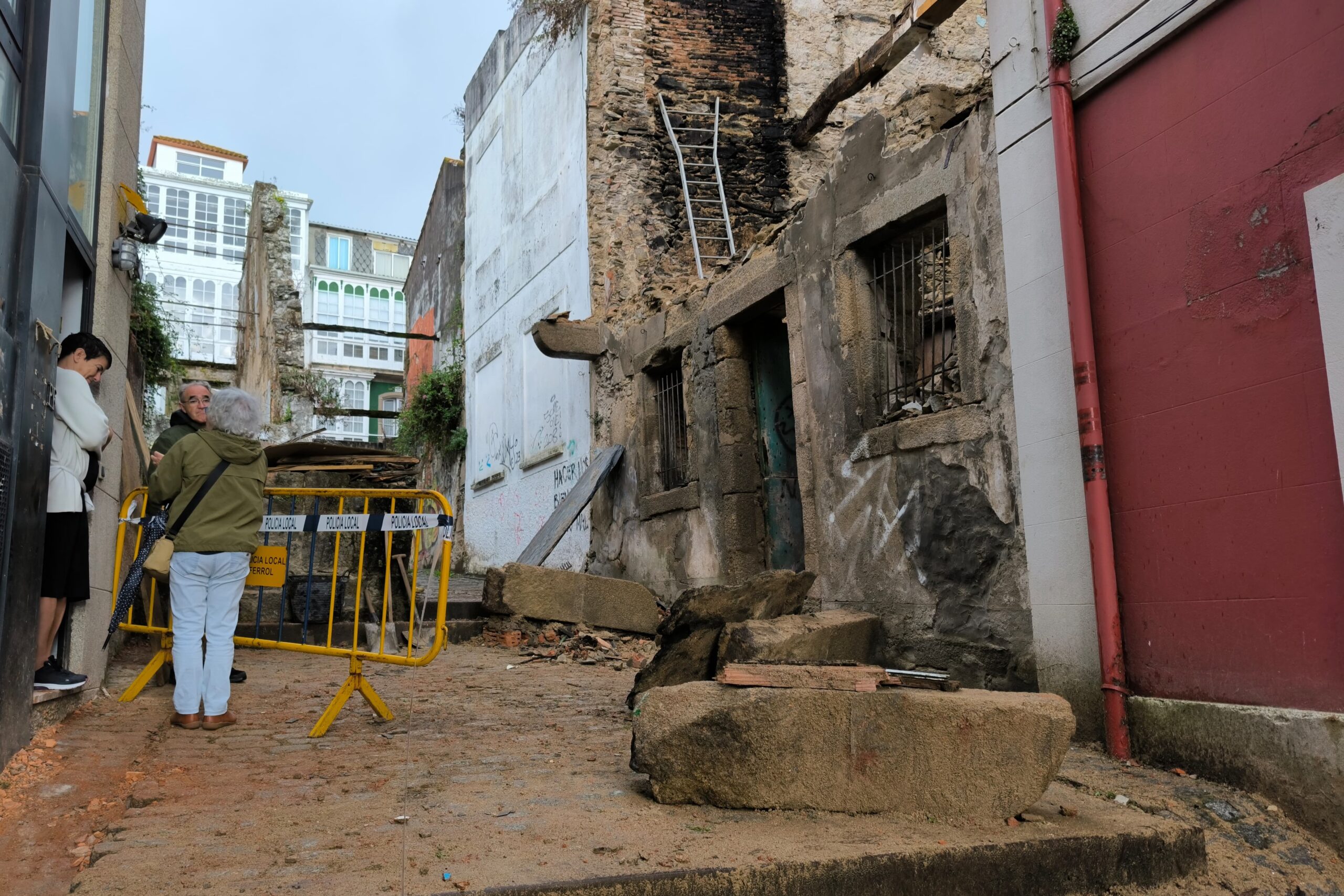 Derrumbe parcial de la fachada del número 7 de la calle Murillo, en Ferrol Vello | ENFOQUES