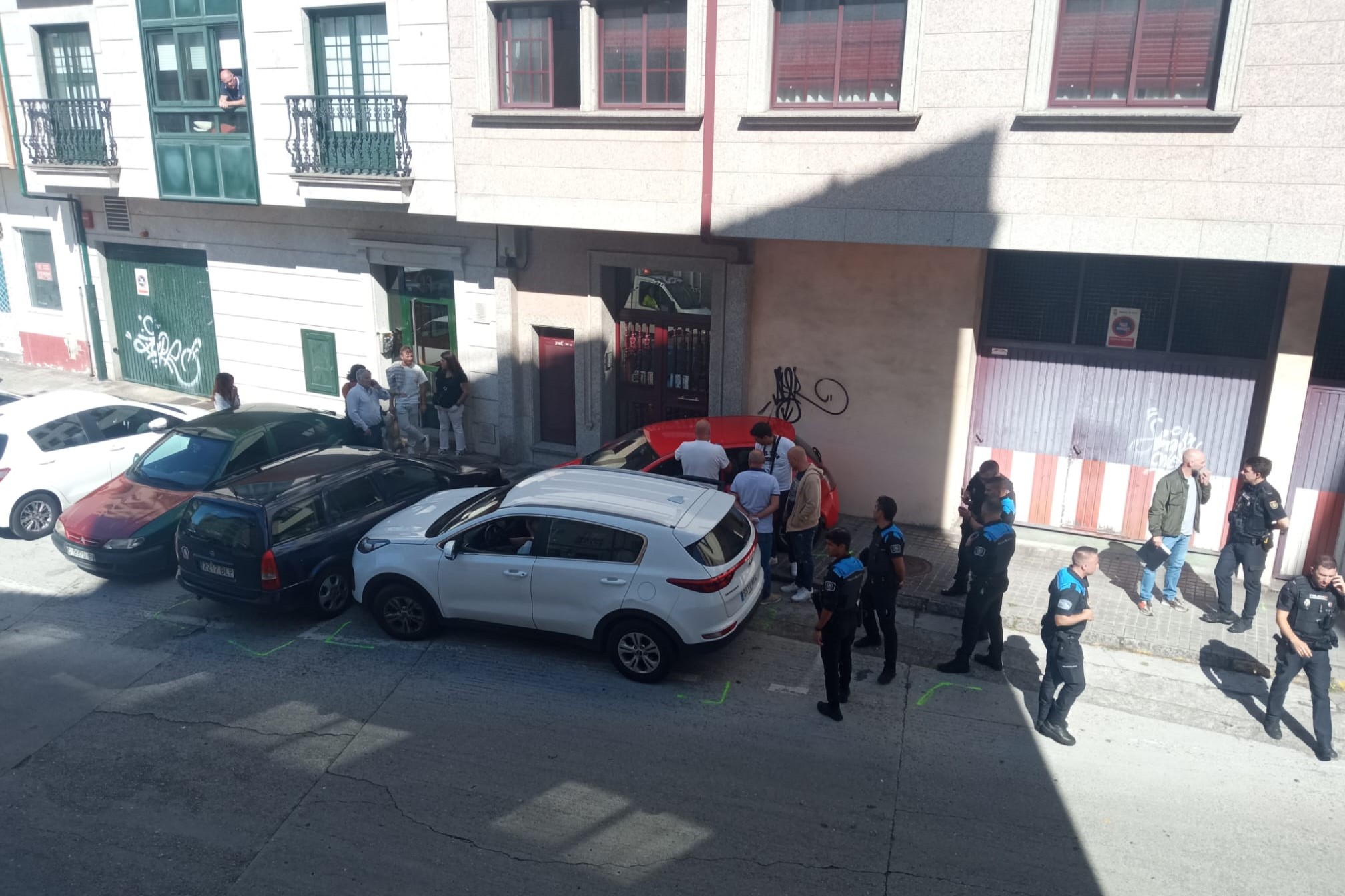 El coche rojo, uno de los implicados en la persecución, acabo encajonado en la acera | ENFOQUES