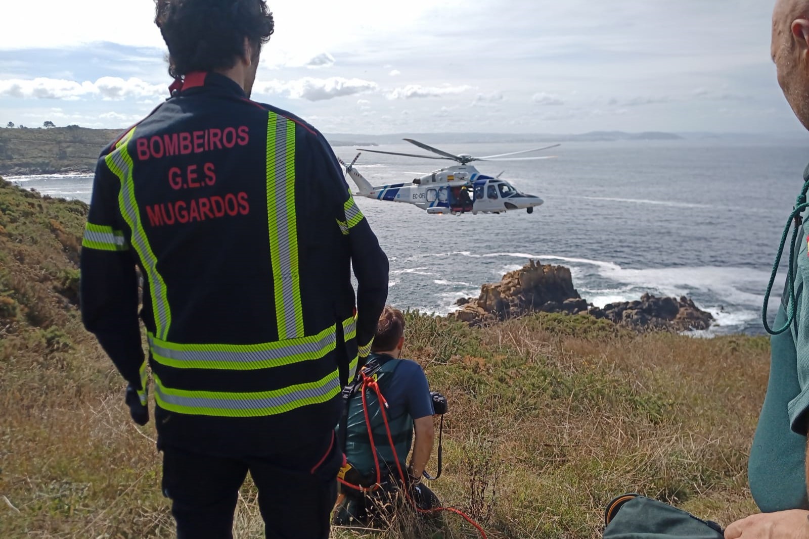 Momento en que los grupos de emergencia rescatan el cuerpo sin vida del joven