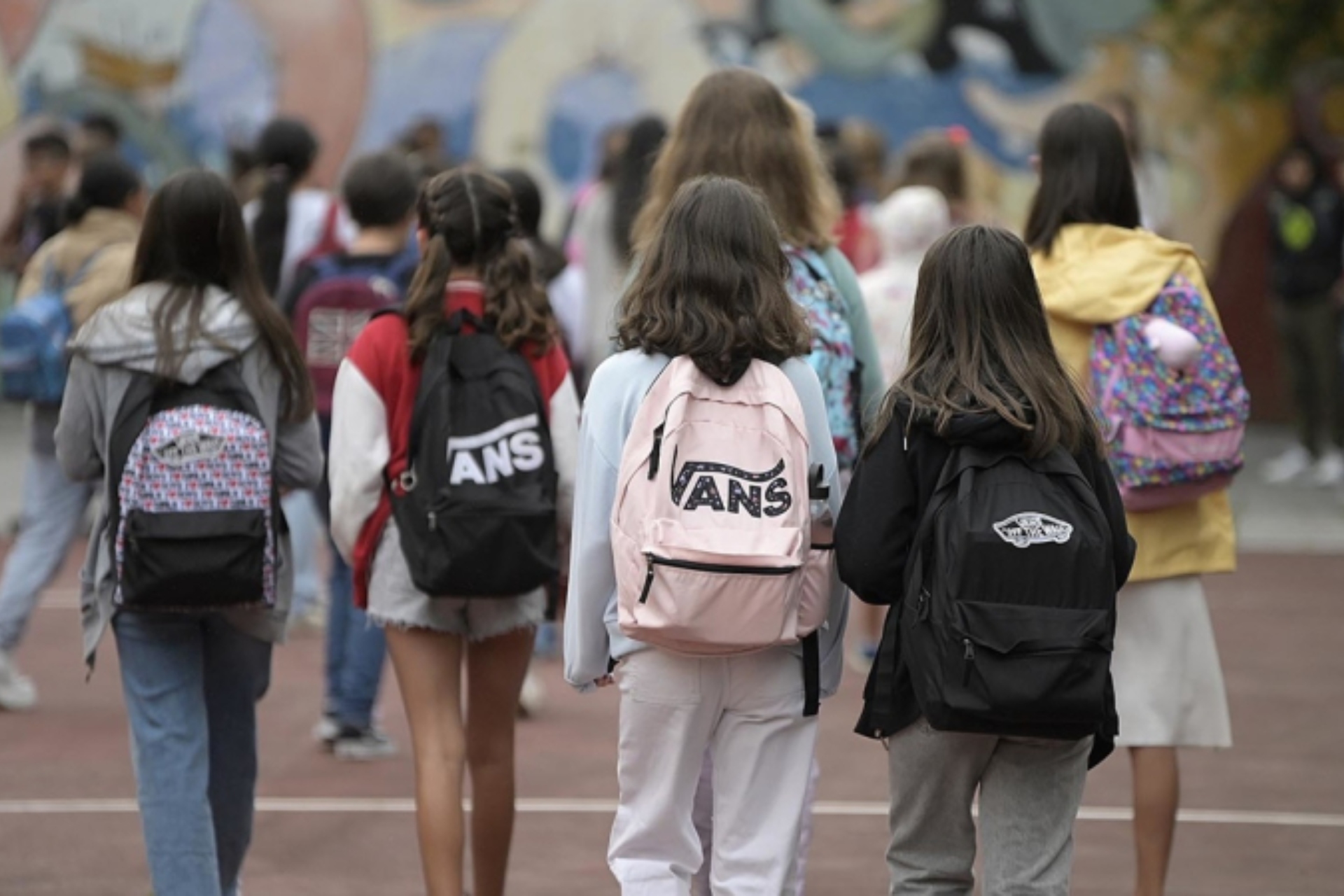 Imagen de archivo de estudiantes dirigiéndose al colegio en Galicia | EP