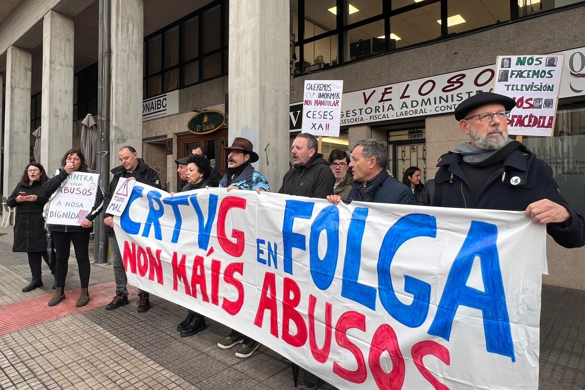 Concentración de trabajadores de la CRTVG en una nueva jornada de protestas. Frente al Parlamento de Galicia coincidiendo con la comisión de control del ente público | EUROPA PRESS