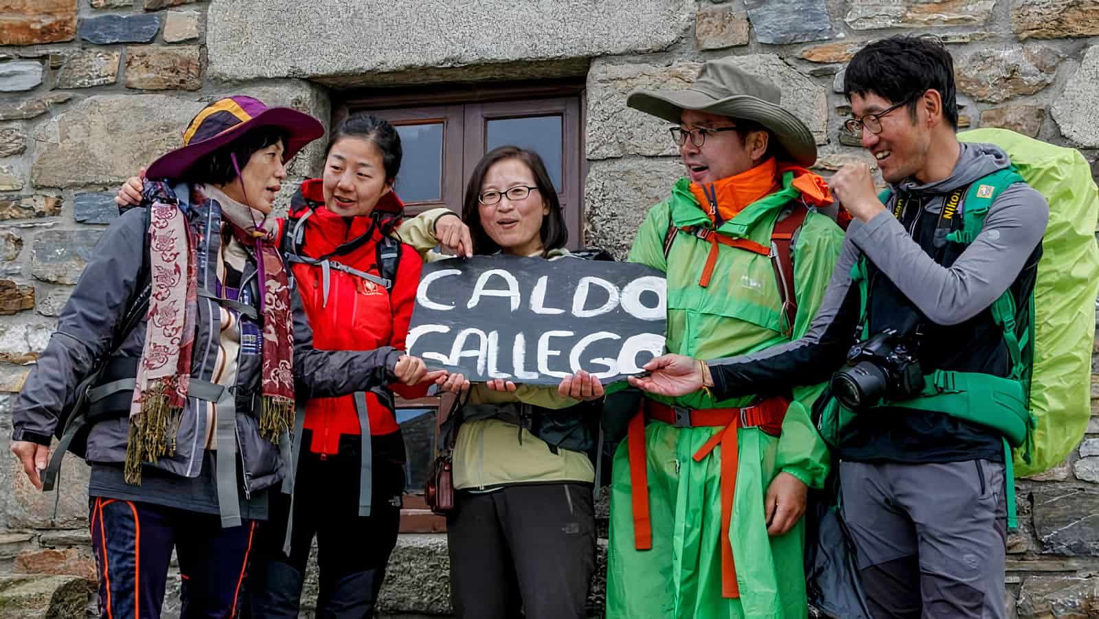 La escritora Kim Nam Hee con un grupo de peregrinos surcoreanos en Galicia