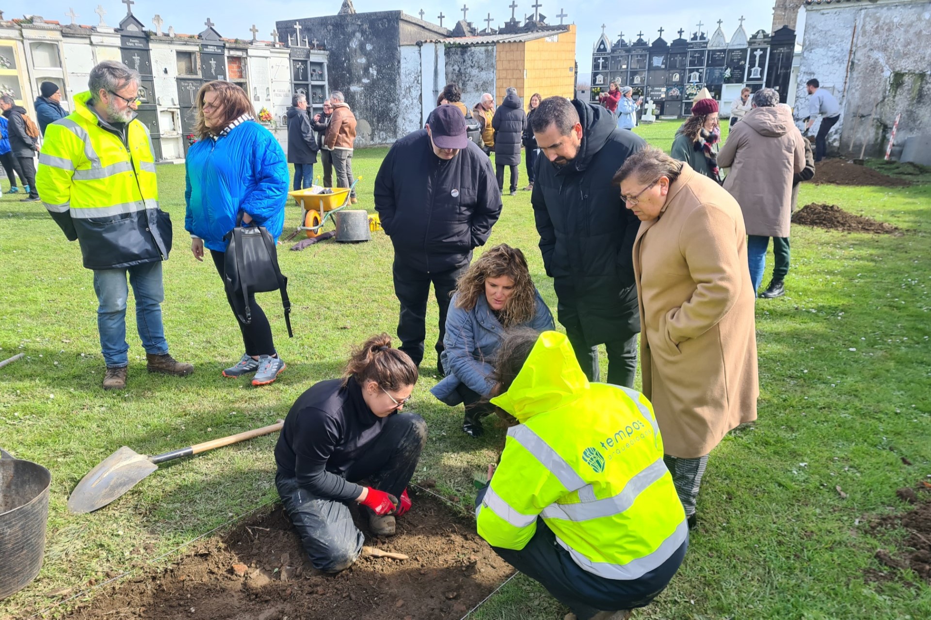 La alcaldesa de Narón, Marián Ferreiro, en las excavaciones del cementerio de O Val el pasado marzo | CONCELLO DE NARÓN