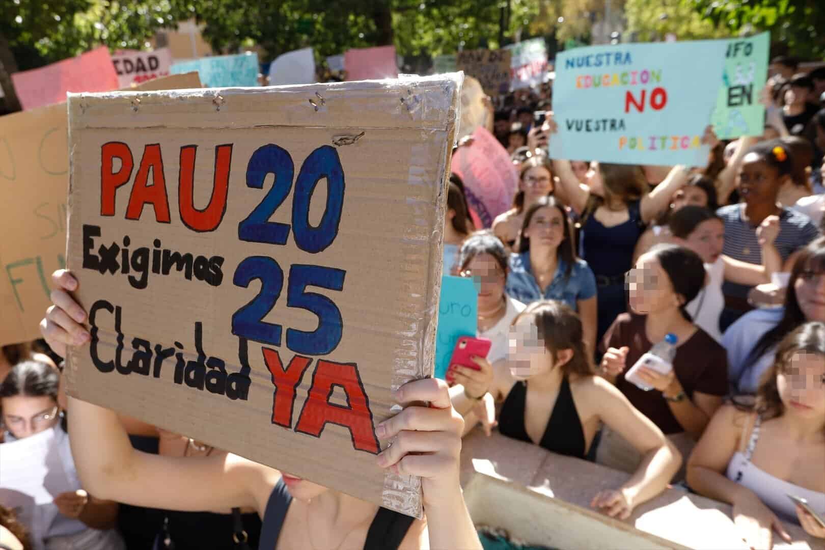 Estudiantes se manifiestan contra el nuevo modelo de la EBAU | EUROPA PRESS