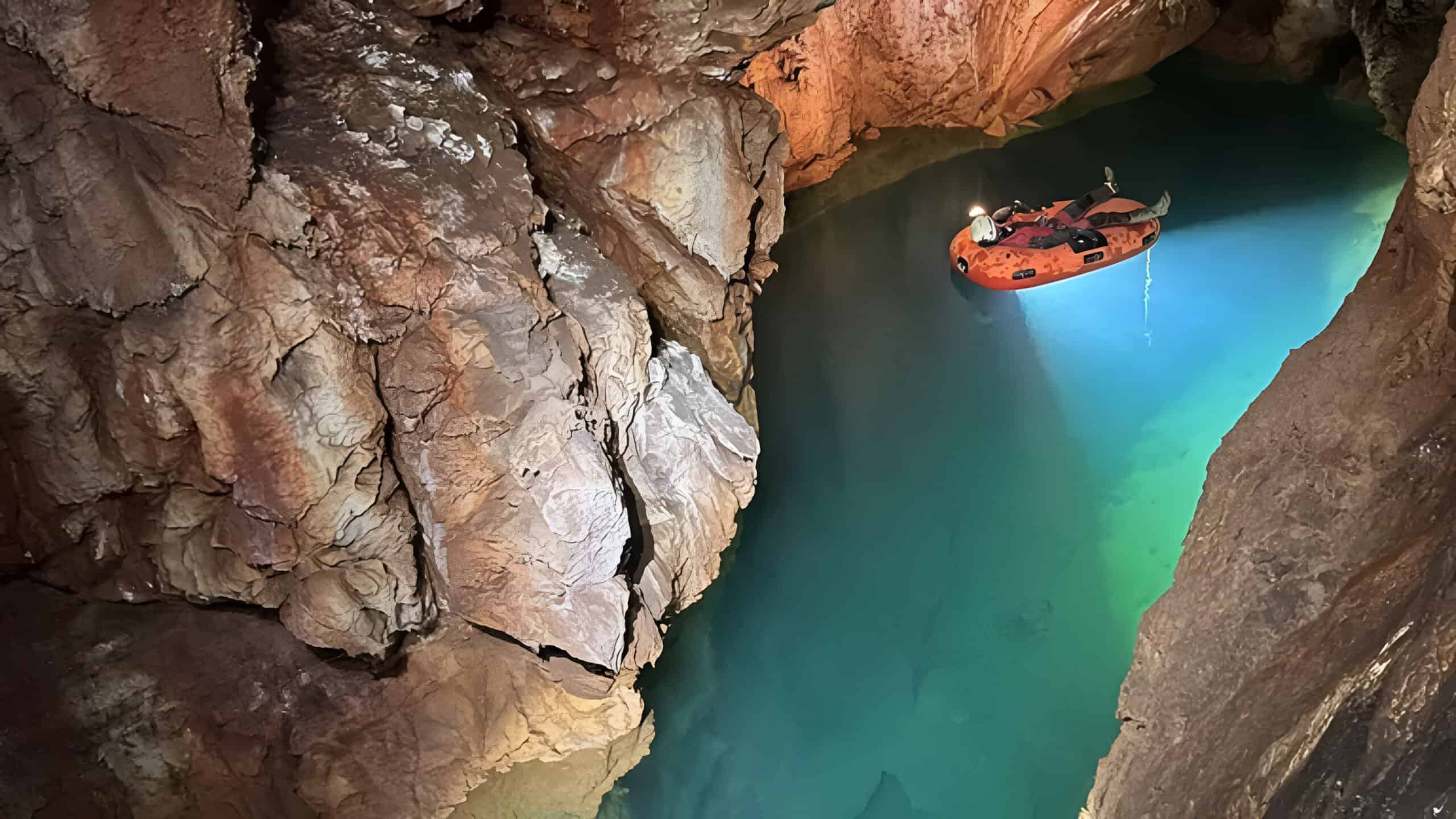 El lago Hydra, en las profundidades de la cueva de Aradelas, en Folgoso do Courel | IGNACIO RAFAEL/XEOPARQUE MONTAÑAS DO COUREL