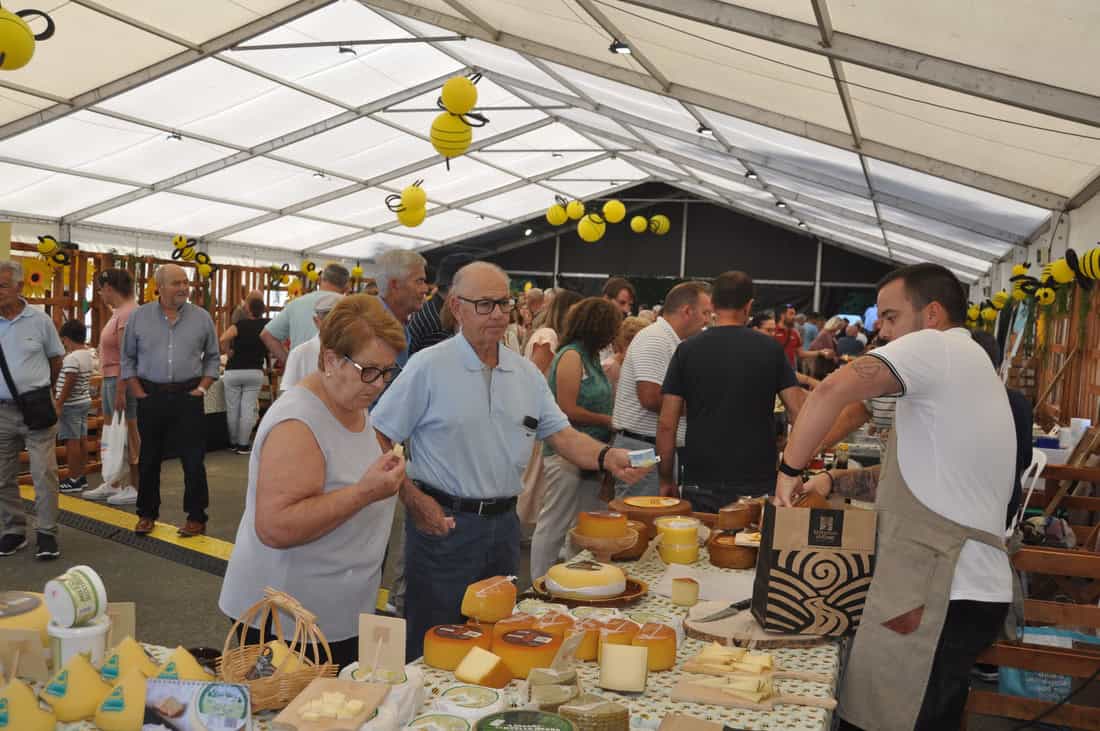 Un puestos de quesos en la Feira do Queixo e do Mel de Goente