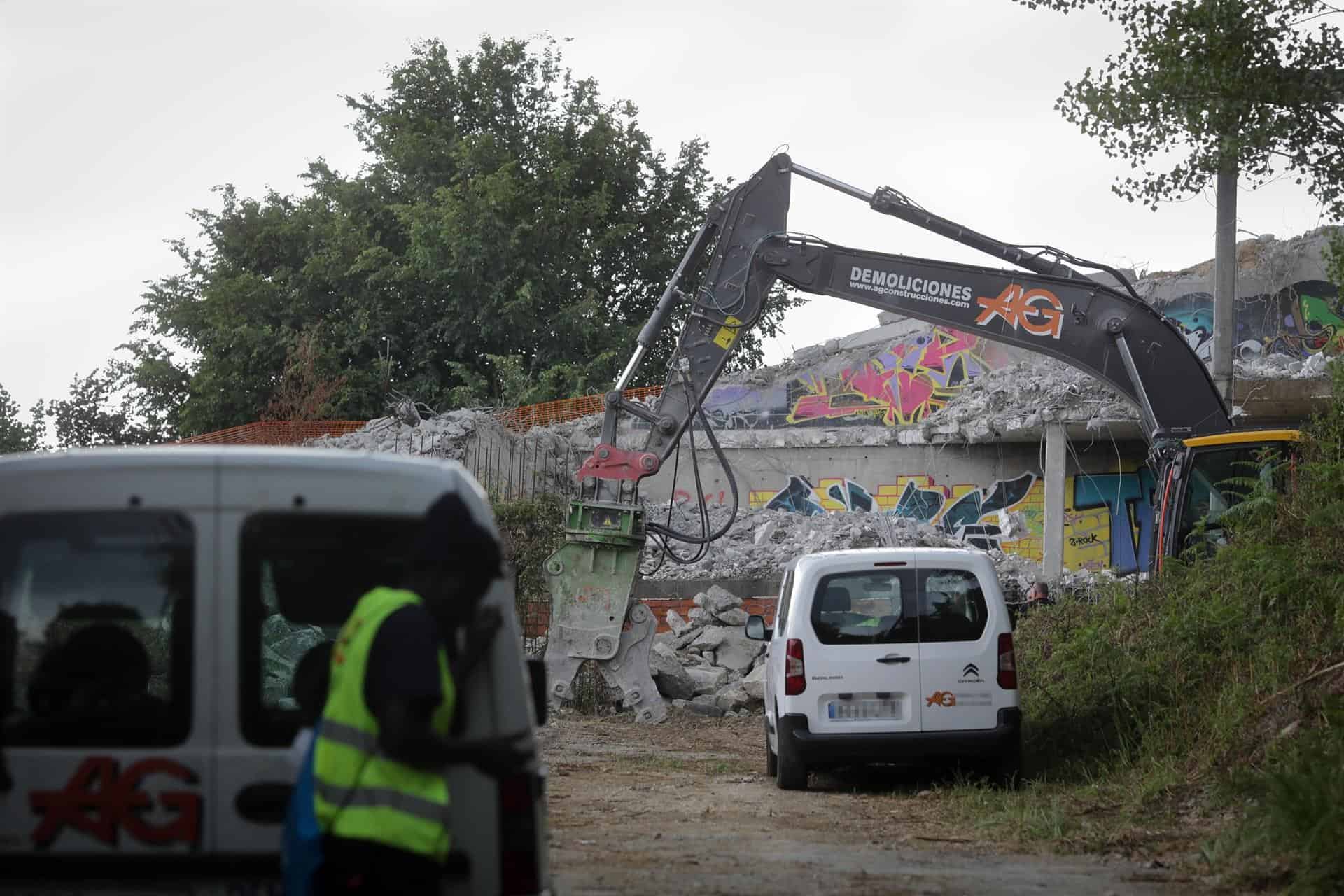 Varios operarios retiran escombros durante la demolición de las torres de O Garañón | EUROPA PRESS