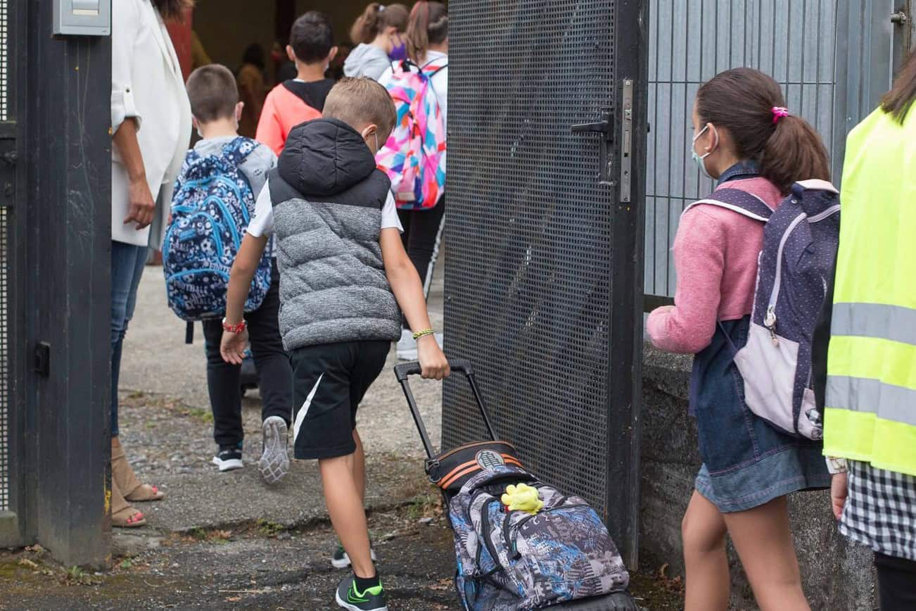 Varios niños y niñas entran al CEIP Manuel Mallo de Nadela, Lugo | EUROPA PRESS