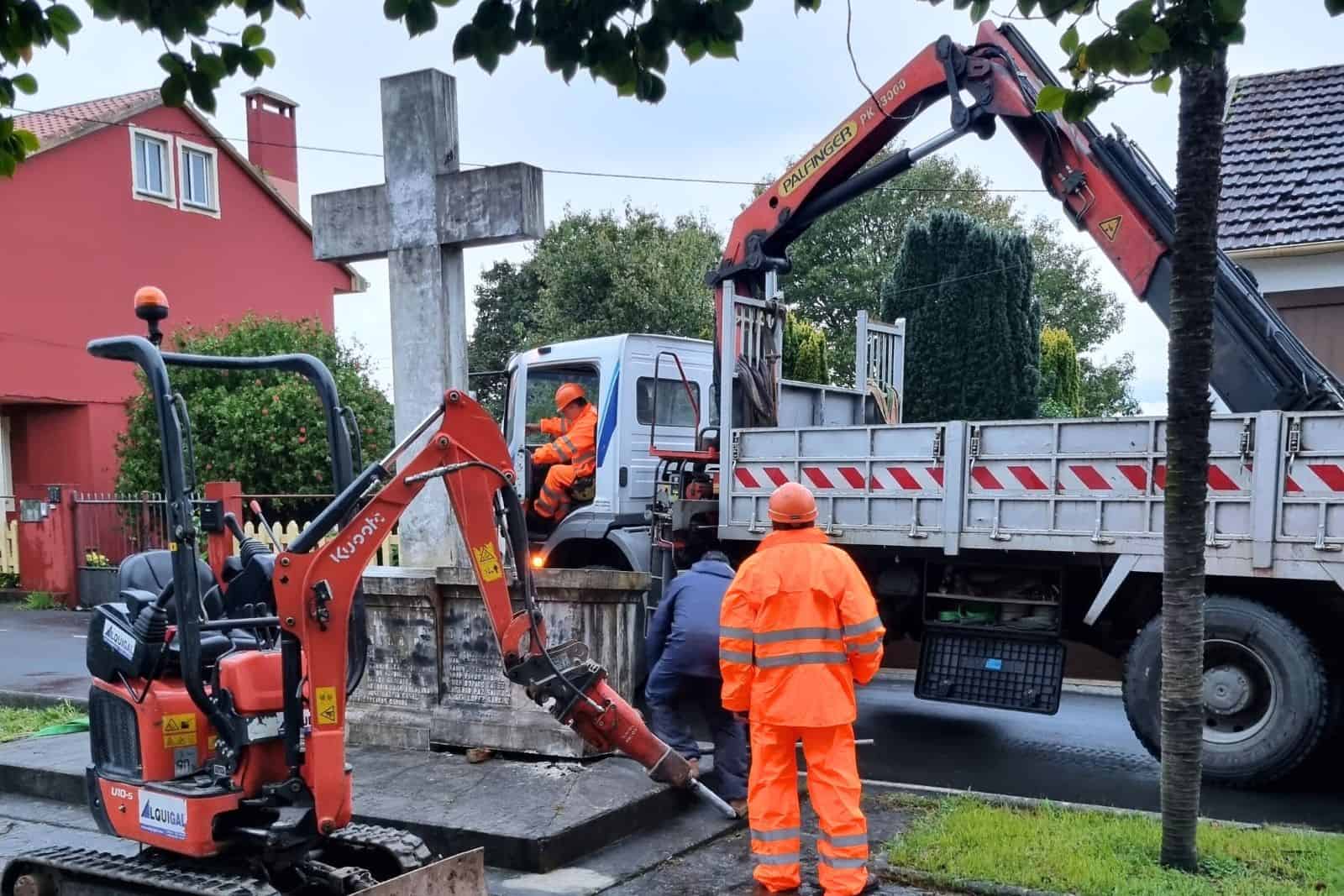 La retirada de la cruz de los caídos en los jardines de O Coto de Neda | CONCELLO DE NEDA