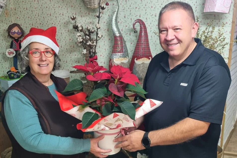 Luz Souto entregando una flor de Pascua