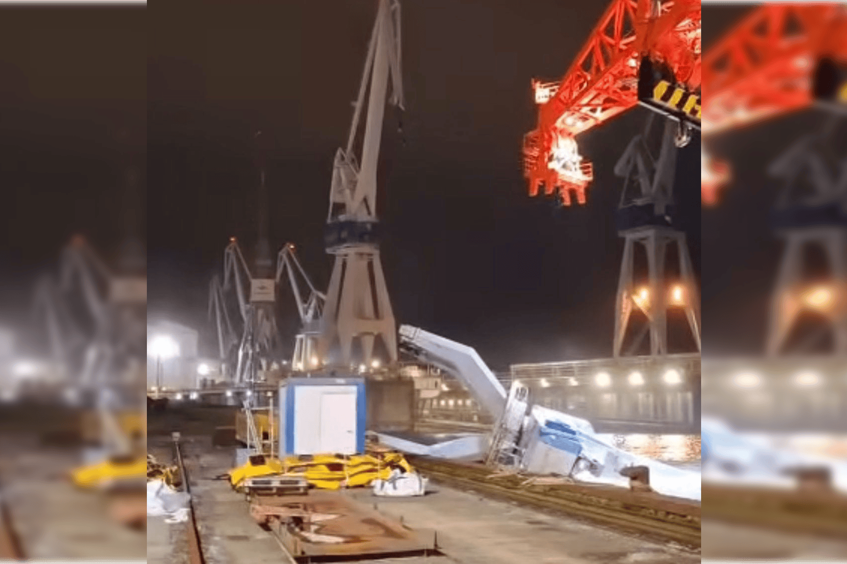 Momento en el que la grúa cigüeña de Navantia cae a la ría