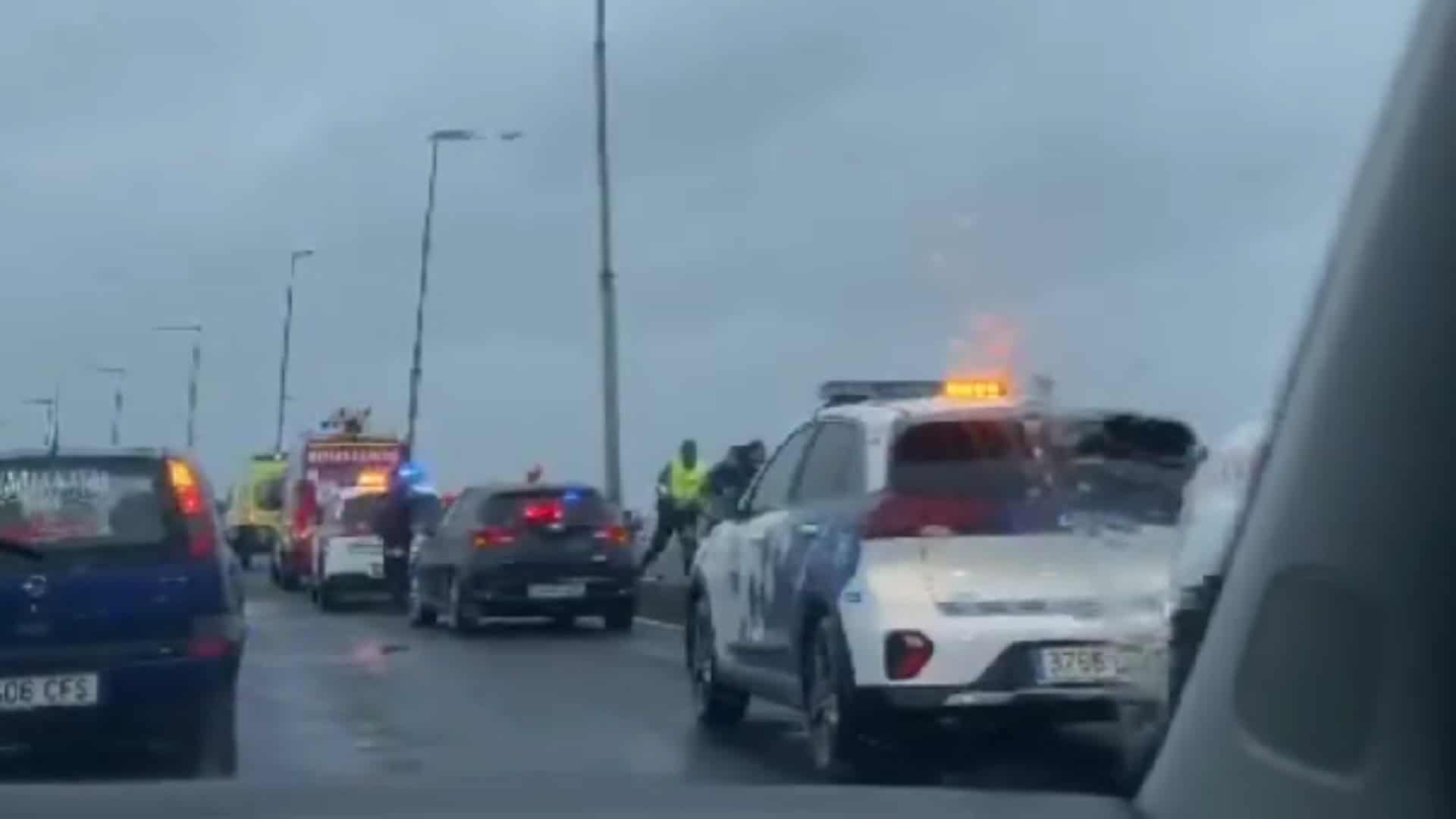 El operativo por la caída de un vehículo al mar desde el puente de As Pías | TRÁFICO FERROLTERRA