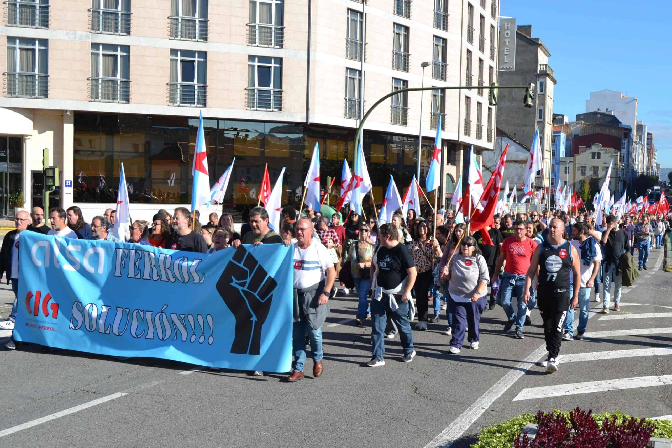 Concentración de los trabajadores de Maitours recorriendo la Estrada de Castela en Ferrol | ENFOQUES