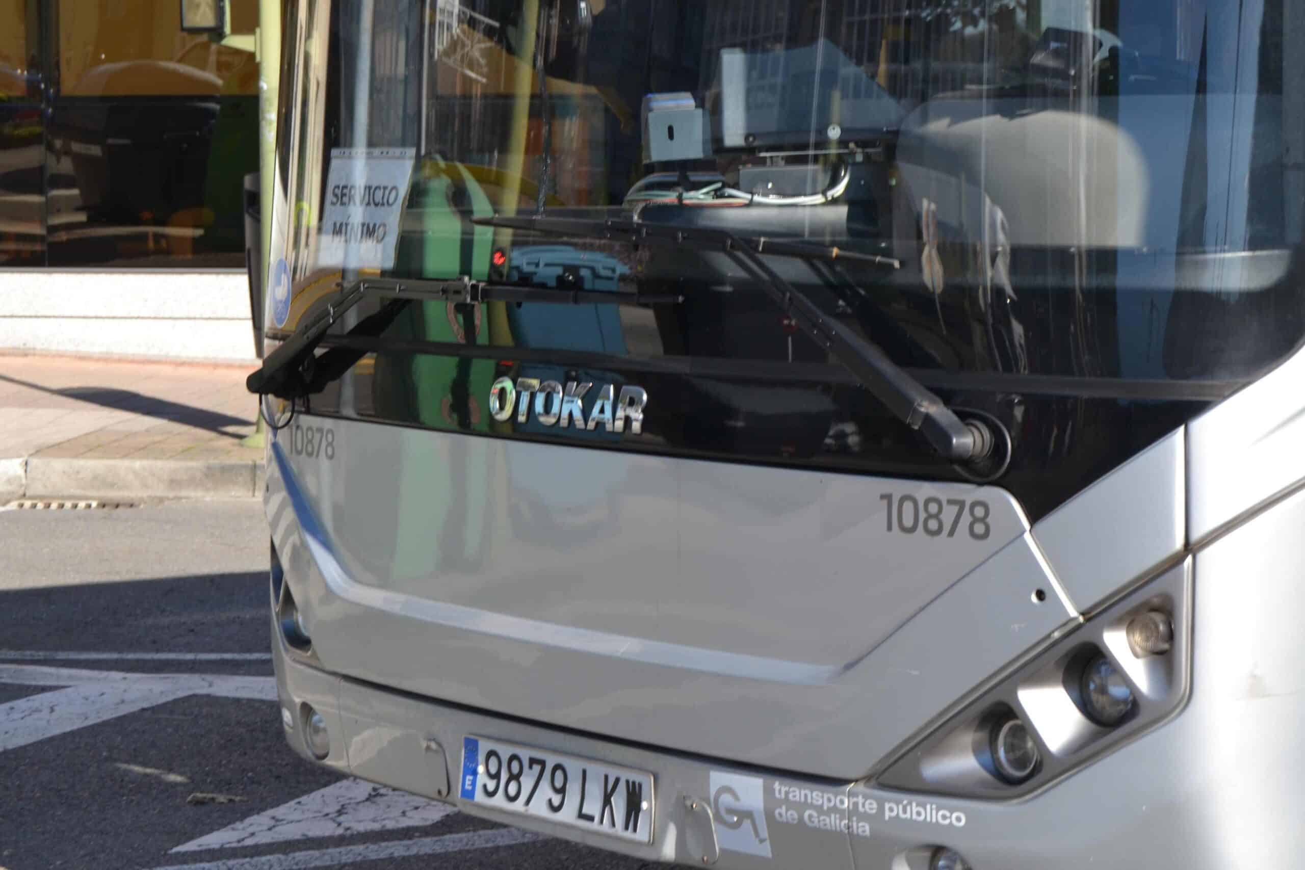Un autobús de línea que circulaba detrás de los manifestantes con un cartel de "Servicios mínimos" | ENFOQUES