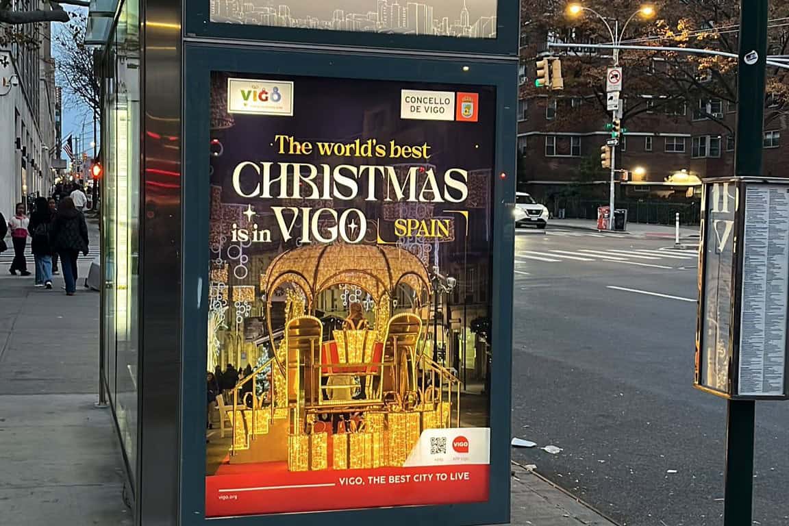 Cartel promocional del Concello de VIgo visto en Midtown Manhattan, Nueva York, calle 28 west con 9a avenida | RED SOCIAL X @HECTORESTEPA