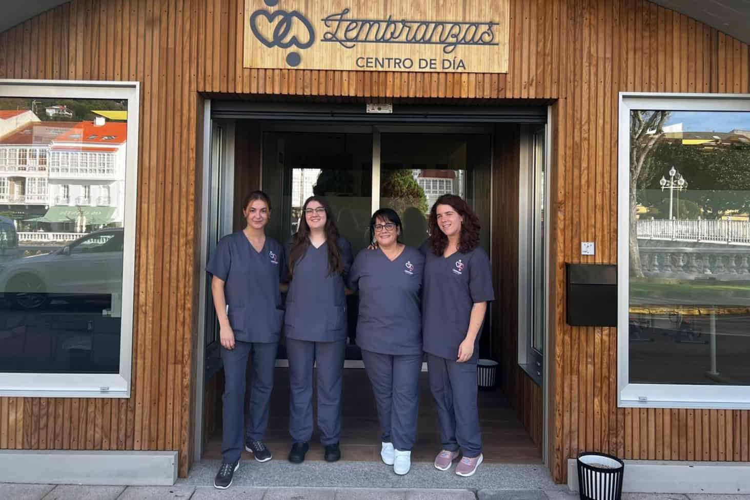 El equipo de "Lembranzas"; Inés Bouza, integradora social y coordinadora; Alba Mayo, terapeuta ocupacional; Rocío Santalla, gerocultora; y Arancha Bouza, educadora social