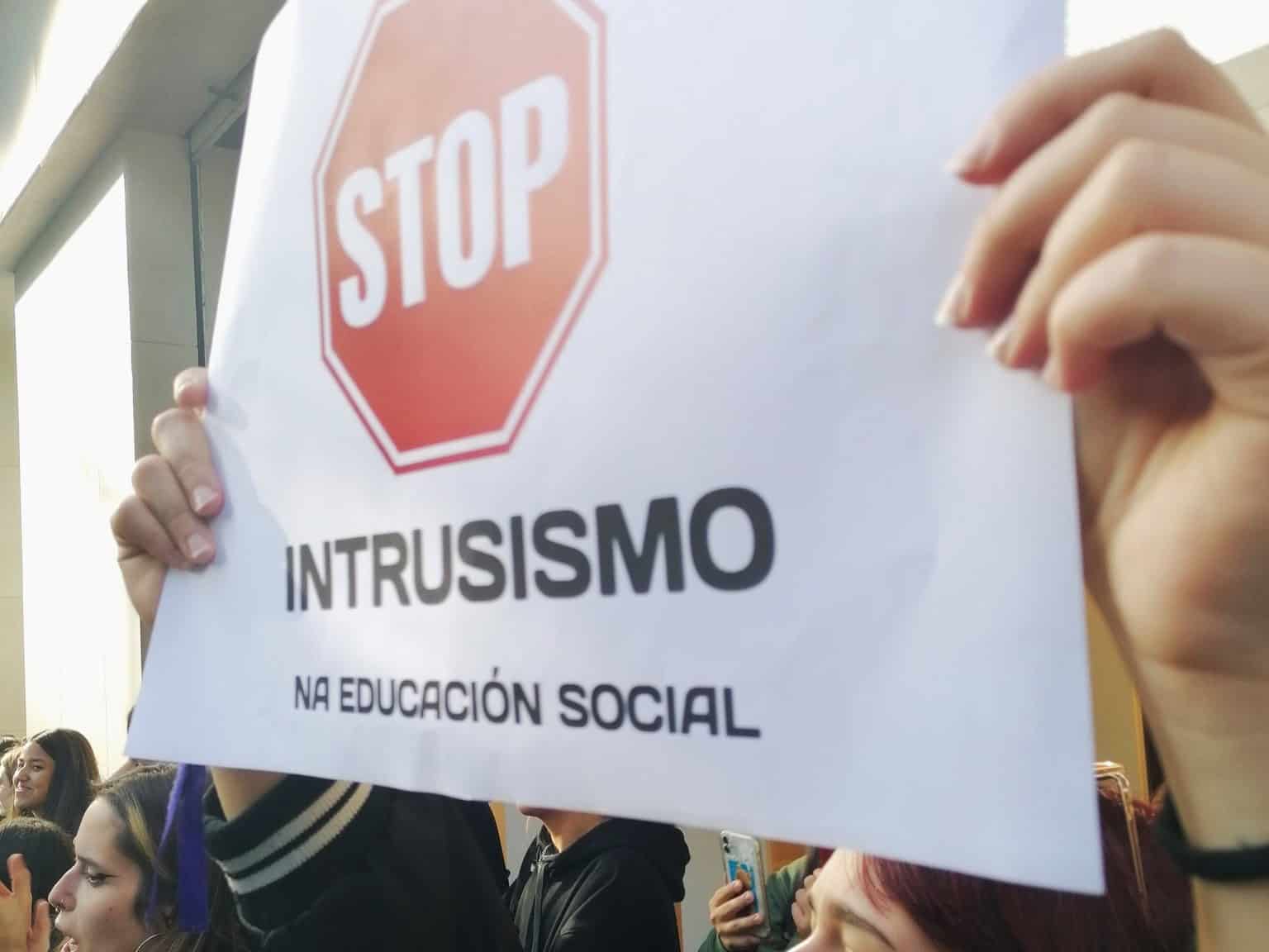 Manifestación frente al Parlamento de Galicia contra el intrusismo en el sector | CEESG