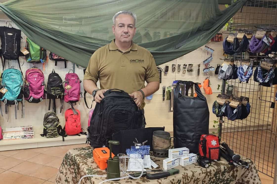 Roberto Orosa frente a una mochila y el kit de supervivencia 72 horas | ENFOQUES