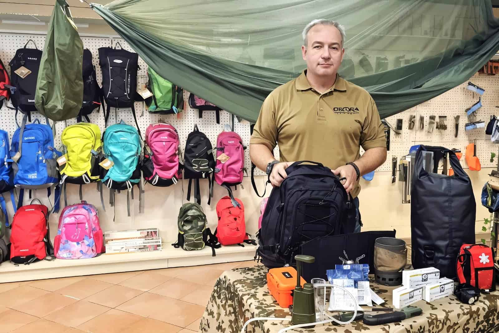 Roberto Orosa frente a una mochila y el kit de supervivencia 72 horas | ENFOQUES