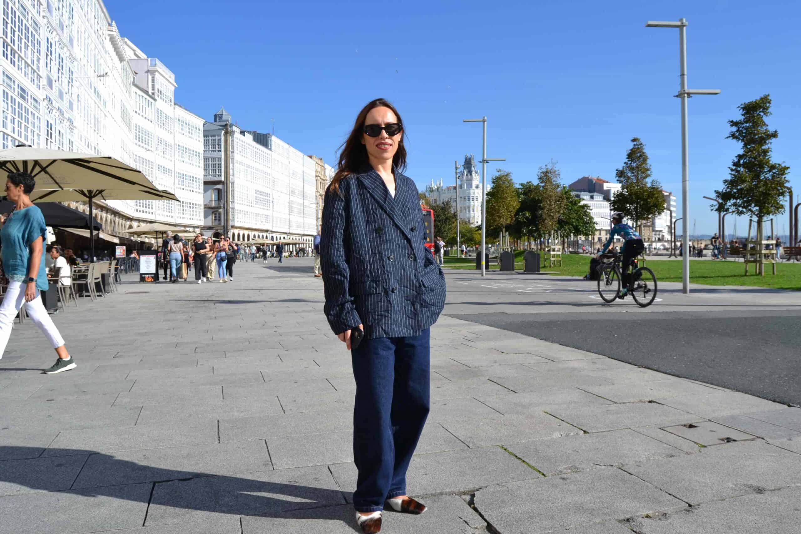 La ilustradora ourensana Laura Pato en la Avenida da Mariña de A Coruña | ENFOQUES