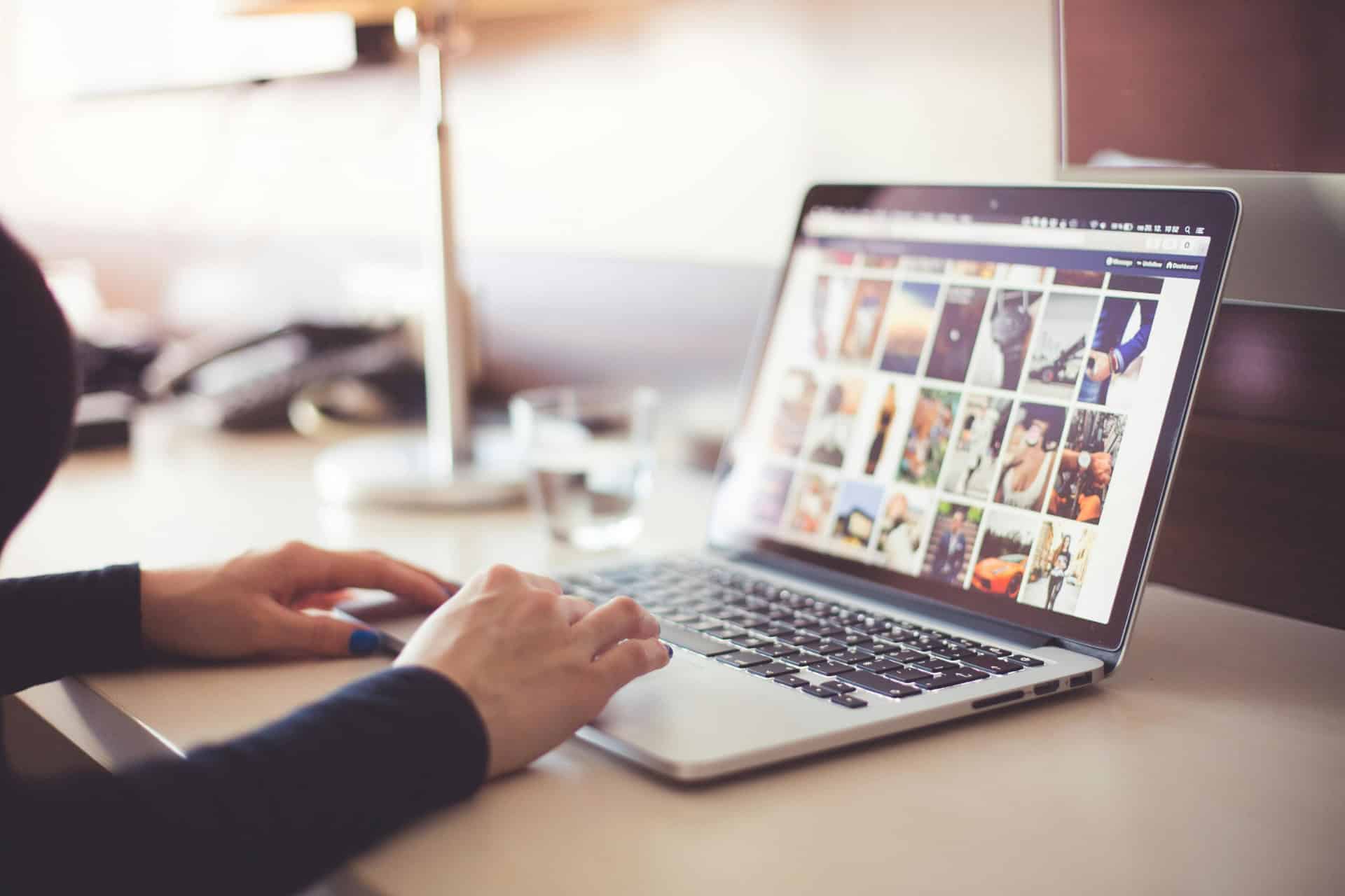 Imagen de archivo de una persona navegando por Internet | PEXELS