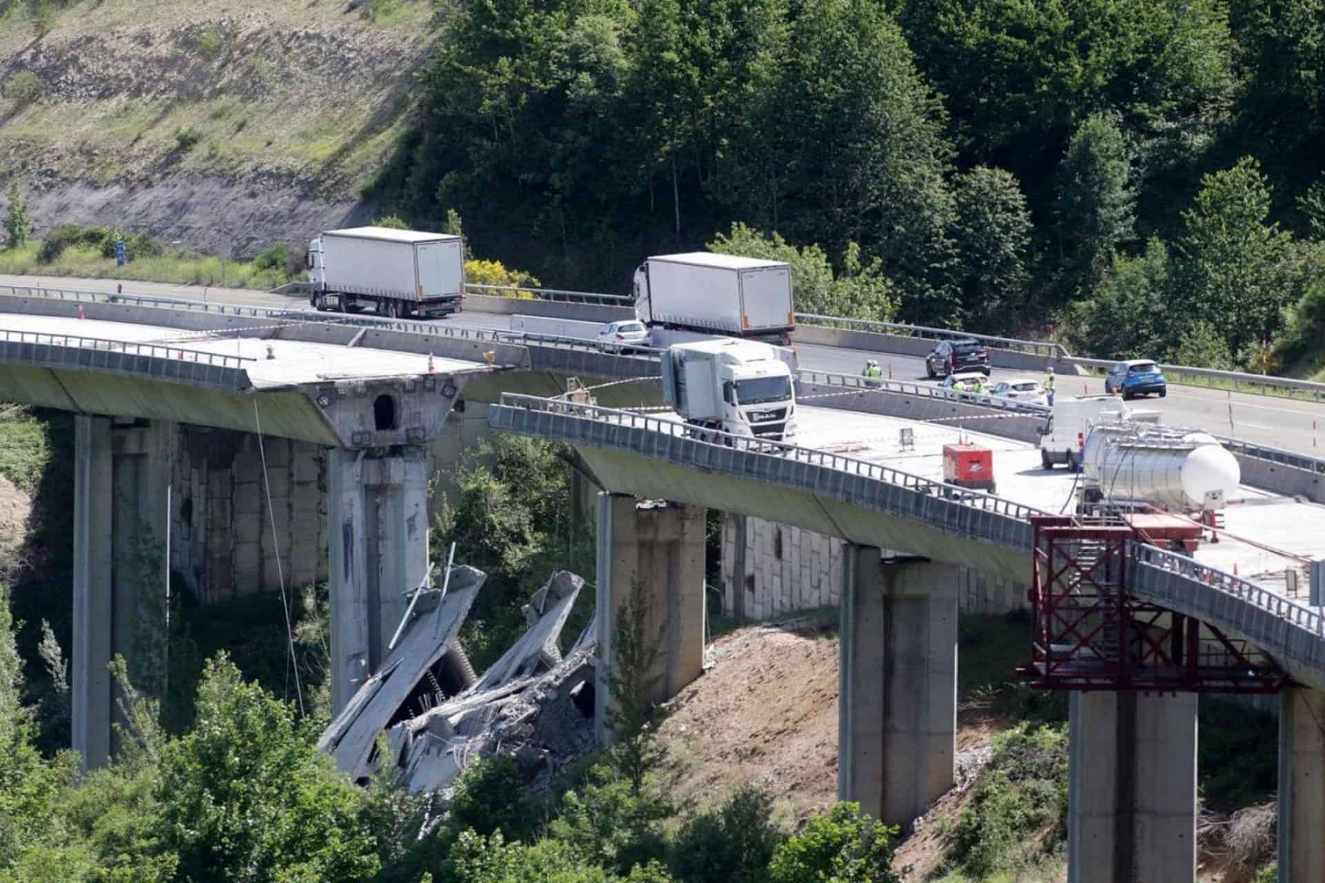 El primer derrumbe del viaducto de la A-6 en O Castro | EP