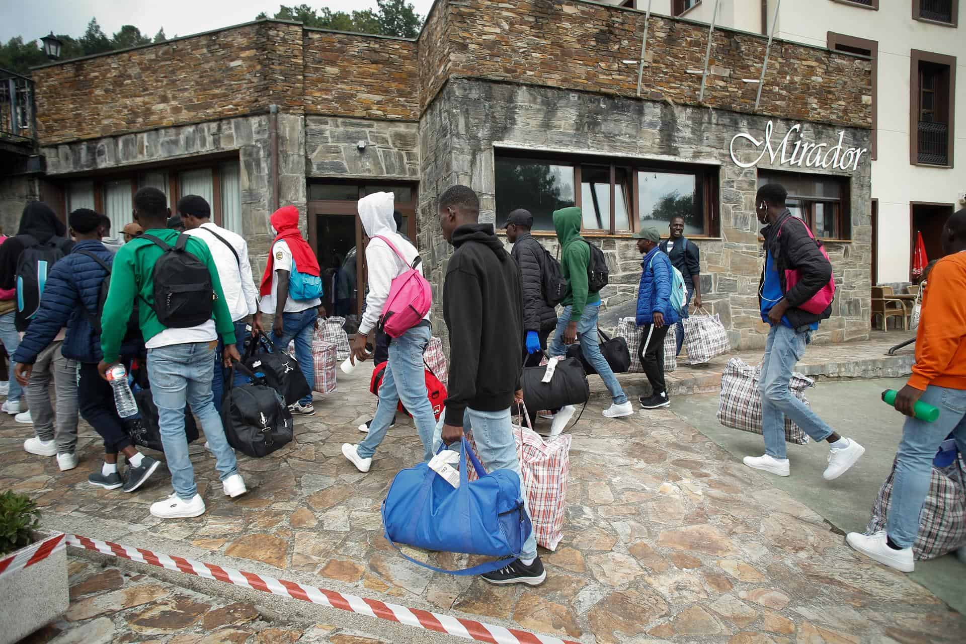 Varios migrantes a su llegada al hotel, a 9 de septiembre de 2024, en Ribeira de Piquín, Lugo | EUROPA PRESS